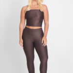 CALÇA FLORA CACAU: Calça legging marrom combinando com top tomara que caia.