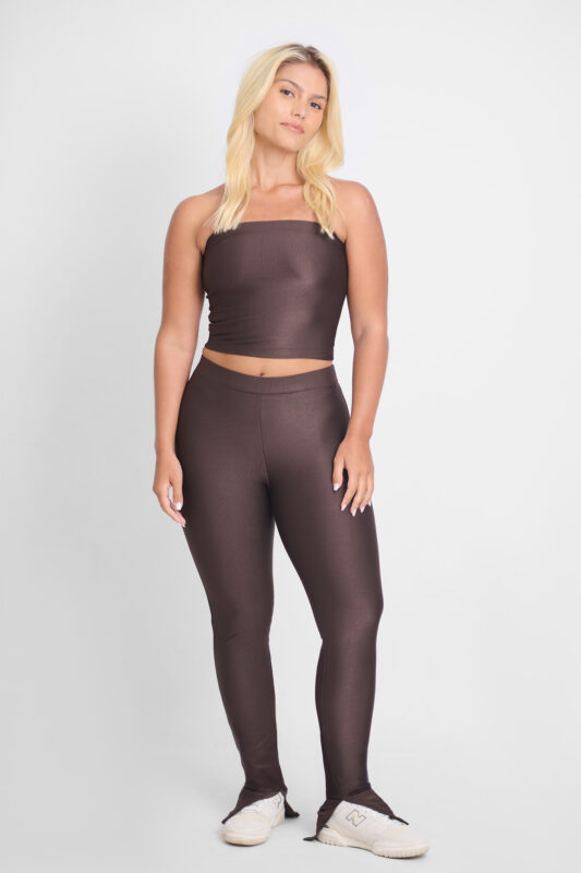 CALÇA FLORA CACAU: Calça legging marrom combinando com top tomara que caia.