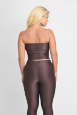 CALÇA FLORA CACAU: Mulher de costas usando top e legging marrom.