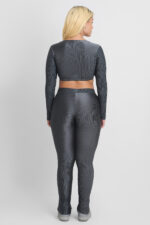 CALÇA FLORA CHUMBO: Calça feminina chumbo, justa ao corpo, com textura canelada.
