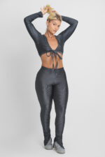 CALÇA FLORA CHUMBO: Conjunto cinza canelado com top cropped de manga longa e calça legging de cintura alta com fenda.