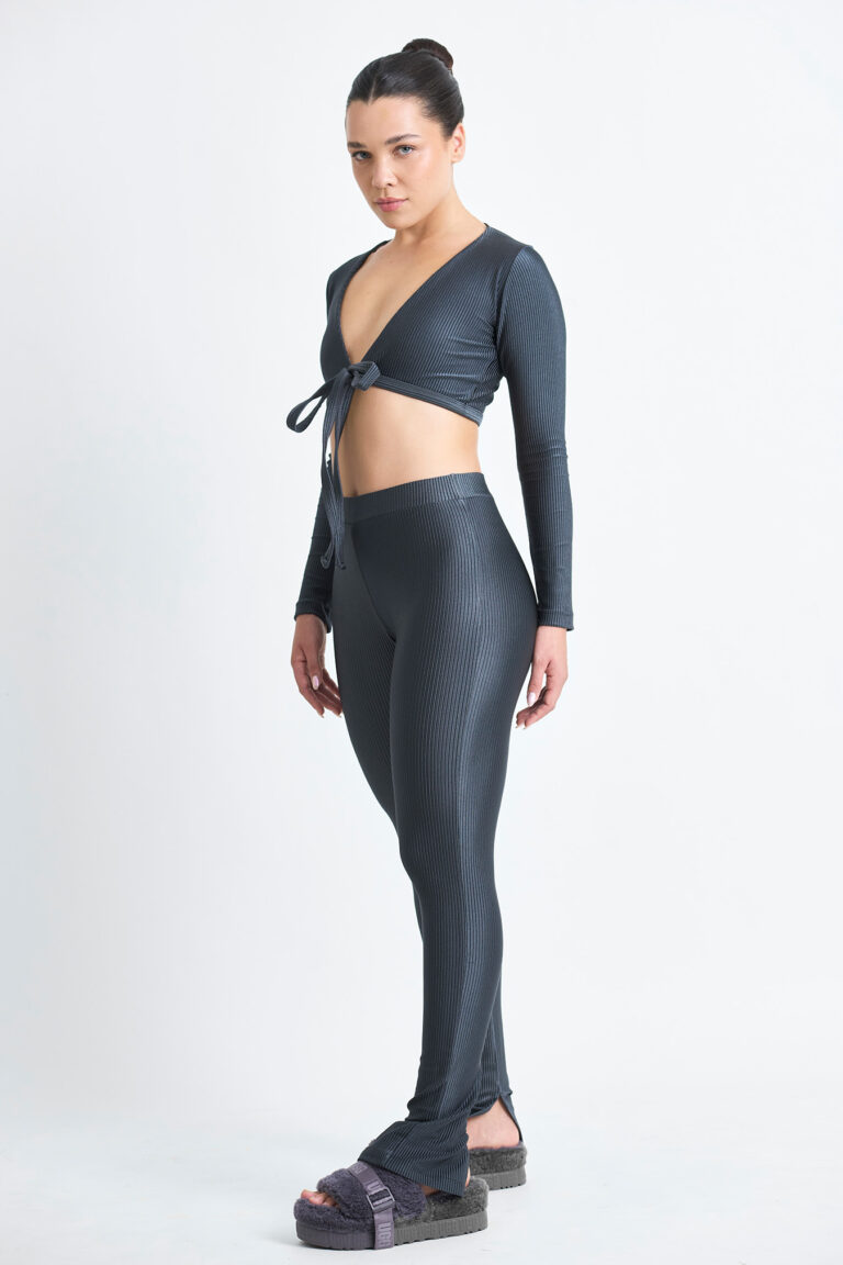 CALÇA FLORA CHUMBO: Conjunto cinza canelado com top cropped de amarrar e legging com fenda.