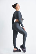CALÇA FLORA CHUMBO: Calça legging canelada chumbo, parte de conjunto, ideal para looks confortáveis e estilosos.