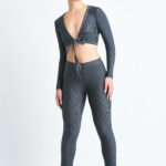 Calça Flora Chumbo: Conjunto elegante com top cropped e leggings texturizadas.