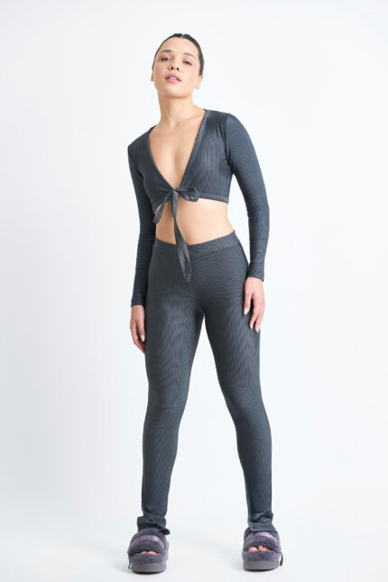 Calça Flora Chumbo: Conjunto elegante com top cropped e leggings texturizadas.
