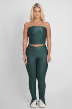 Calça Flora Floresta: Conjunto verde com top e calça legging.