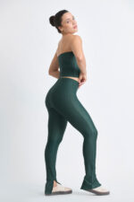 CALÇA FLORA FLORESTA: Calça verde de cintura alta com fenda na barra, parte de conjunto.