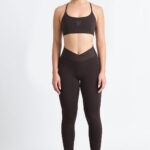 LEGGING KALI CACAU: Legging marrom de cintura alta e top esportivo combinando.