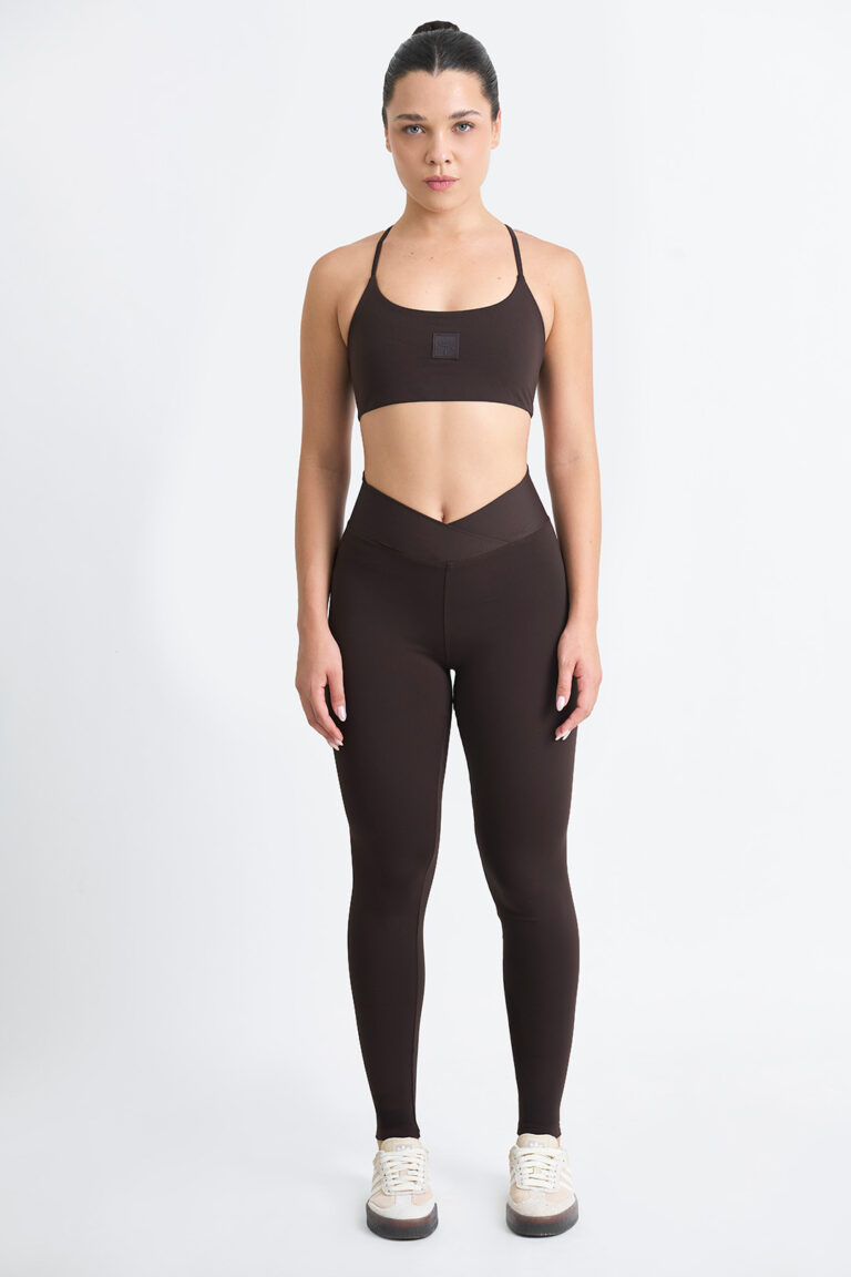 LEGGING KALI CACAU: Legging marrom de cintura alta e top esportivo combinando.