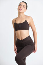 LEGGING KALI CACAU: Calça legging marrom de cintura alta para fitness e esportes.