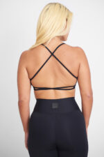 LEGGING KALI SOFT NANQUIM: Legging preta de cintura alta com detalhe nas costas e top esportivo preto.