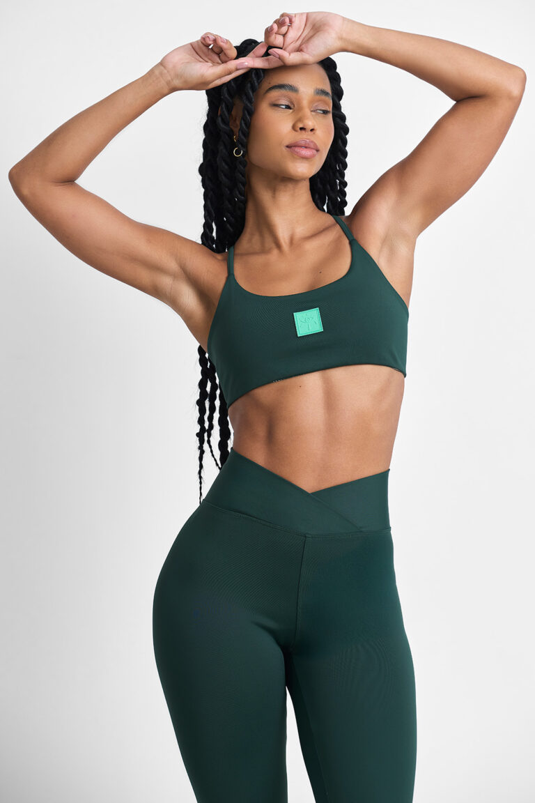 LEGGING KALI FLORESTA: Conjunto verde de top e legging esportiva, ideal para treinos e atividades físicas.