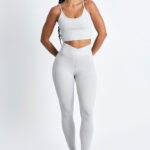 LEGGING KALI LUNAR: Calça legging cinza de alta performance para seus treinos.