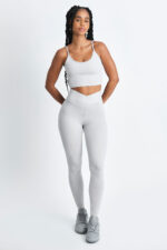 LEGGING KALI LUNAR: Calça legging cinza de alta performance para seus treinos.