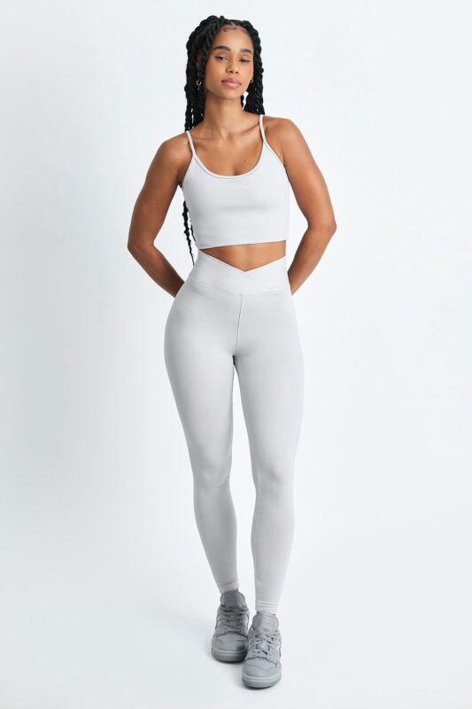 LEGGING KALI LUNAR: Calça legging cinza de alta performance para seus treinos.