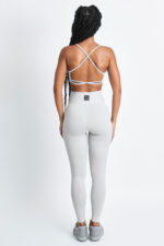 LEGGING KALI LUNAR: Legging esportiva cinza claro, cintura alta, para treino e yoga.
