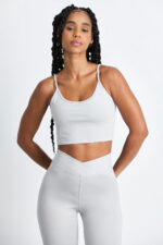 LEGGING KALI LUNAR: Legging de ginástica cinza claro com cós cruzado e top combinando.