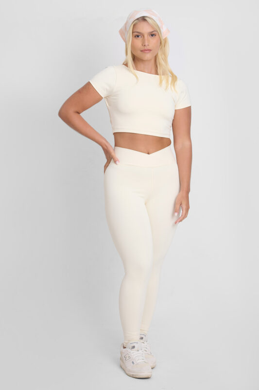 LEGGING KALI MACADÂMIA: Legging cor macadâmia, parte de um conjunto atlético com top e lenço na cabeça.