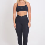 LEGGING KALI SOFT NANQUIM: Legging preta de cintura alta e top esportivo preto, ideal para exercícios.