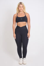 LEGGING KALI SOFT NANQUIM: Legging preta de cintura alta e top esportivo preto, ideal para exercícios.