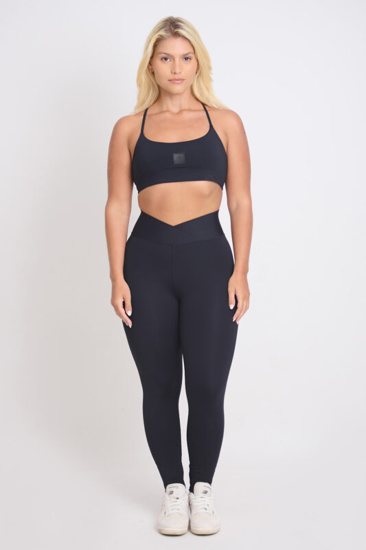 LEGGING KALI SOFT NANQUIM: Legging preta de cintura alta e top esportivo preto, ideal para exercícios.