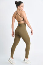 LEGGING KALI SOFT SAVANA: Legging verde oliva e top esportivo combinando, visualização traseira.