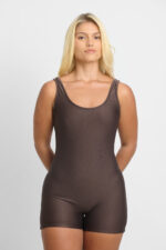 MACAQUINHO JUNO CACAU: Macaquinho feminino marrom, ideal para atividades físicas e lazer.