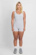 MACAQUINHO JUNO 7 LUNAR: Macaquinho feminino cinza claro, ideal para esportes e lazer.