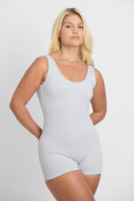 Macaquinho Juno 7 Lunar: Body justo cinza claro, ideal para esportes e lazer.