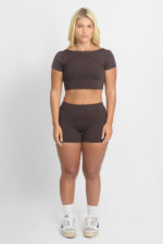 Short Ema Cacau: Conjunto marrom de top cropped e shorts, ideal para exercícios ou uso casual.