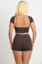 Short Ema Cacau: Conjunto marrom de top cropped e shorts. Moda feminina.
