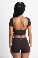 Short Ema Cacau: conjunto marrom de top cropped e shorts. Roupa esportiva feminina.