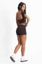 SHORT EMA CACAU: Shorts esportivos marrons. Conforto e estilo para seus treinos.