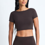 Short Ema Cacau: Conjunto marrom de top cropped e shorts, ideal para exercícios ou uso casual.