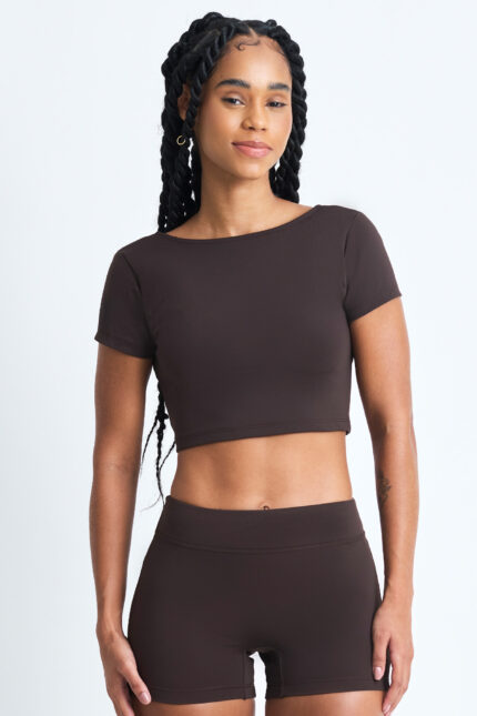 Short Ema Cacau: Conjunto marrom de top cropped e shorts, ideal para exercícios ou uso casual.