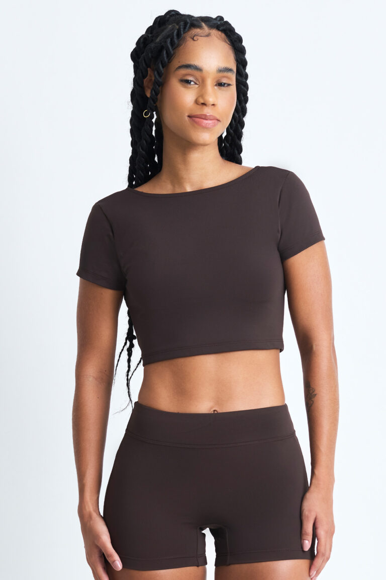 Short Ema Cacau: Conjunto marrom de top cropped e shorts, ideal para exercícios ou uso casual.