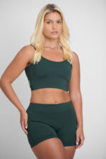 SHORT EMA FLORESTA: Mulher vestindo conjunto de treino verde escuro