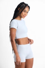 Short Ema Lunar: Conjunto feminino azul claro de shorts e top cropped, ideal para exercícios.