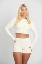 Short Ema Macadâmia: Conjunto feminino cor creme, com top cropped de manga longa e shorts.