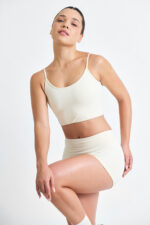 Short Ema Macadâmia: shorts esportivos cor creme combinando com top, ideal para exercícios e conforto.