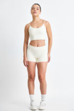 Short Ema Macadâmia: conjunto feminino creme com top e shorts, ideal para o dia a dia.