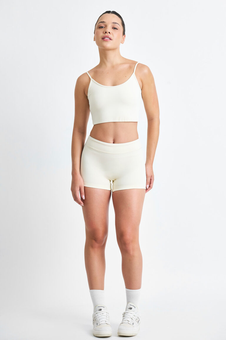 Short Ema Macadâmia: conjunto feminino creme com top e shorts, ideal para o dia a dia.