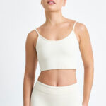 Short Ema Macadâmia: Conjunto de ginástica cor creme, com top cropped e shorts.