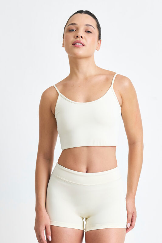 Short Ema Macadâmia: Conjunto de ginástica cor creme, com top cropped e shorts.