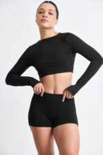 SHORT EMA SOFT NANQUIM: Conjunto preto de top cropped de manga longa e shorts.