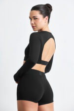 Short Ema Soft Nanquim: Conjunto preto de cropped manga longa e shorts com costas abertas.