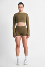 SHORT EMA SOFT SAVANA: Conjunto esportivo verde oliva com shorts e blusa de manga comprida.