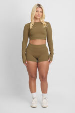 SHORT EMA SOFT SAVANA: Conjunto feminino verde oliva de top cropped de manga longa e shorts esportivos.