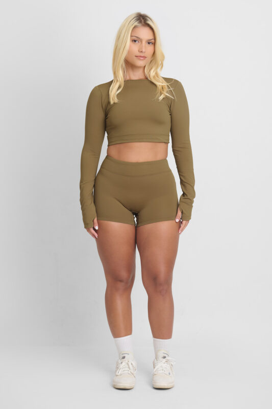 SHORT EMA SOFT SAVANA: Conjunto feminino verde oliva de top cropped de manga longa e shorts esportivos.