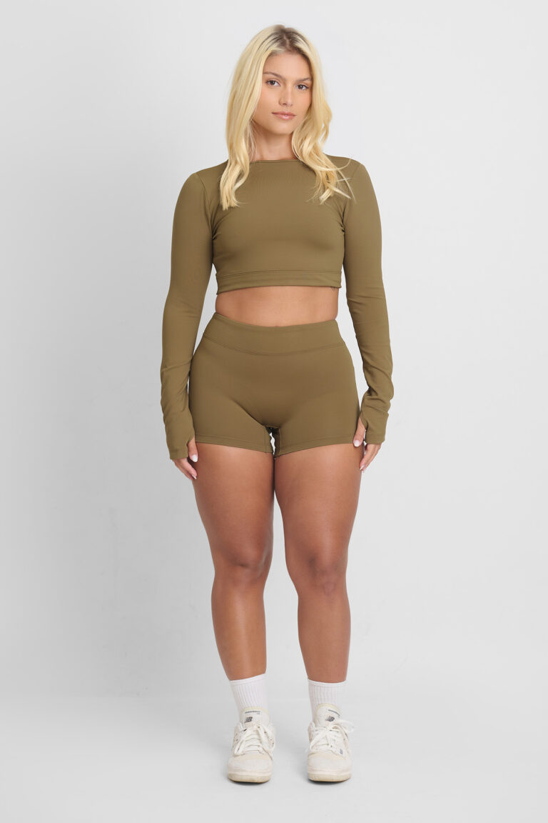 SHORT EMA SOFT SAVANA: Conjunto feminino verde oliva de top cropped de manga longa e shorts esportivos.